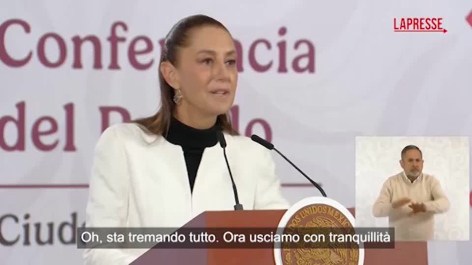 messico il terremoto interrompe la conferenza della presidente sheinbaum il momento della scossa da Lapresse.it messico il terremoto interrompe la conferenza della presidente sheinbaum il momento della scossa