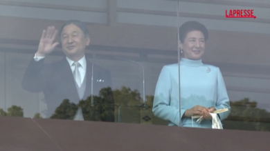 Giappone, l'imperatore saluta la folla che festeggia il nuovo anno