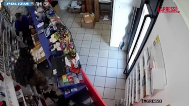 Bologna, due arresti per rapina in tabaccheria: le immagini di videosorveglianza