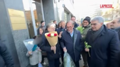 Crans-Montana, La Russa depone dei fiori davanti al Consolato svizzero a Milano