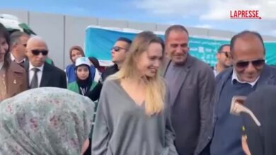 Gaza, Angelina Jolie in visita al valico di Rafah: le immagini dal confine egiziano