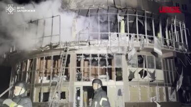 Ucraina, attacco di droni russi su Zaporizhzhia: distrutto un centro commerciale