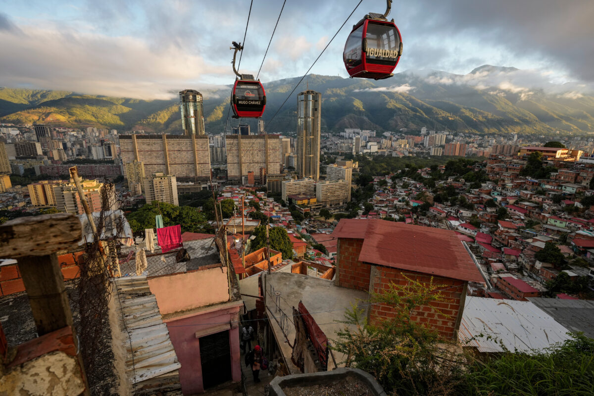 venezuela udite esplosioni e aerei in volo a bassa quota a caracas da Lapresse.it venezuela udite esplosioni e aerei in volo a bassa quota a caracas