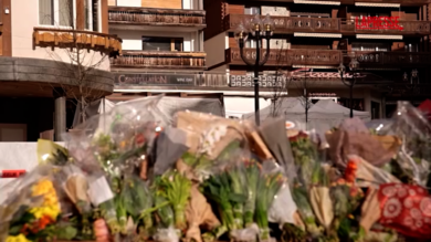 Crans-Montana, continuano ad arrivare fiori davanti a Le Constellation: la commozione di turisti e residenti