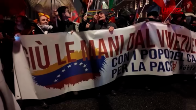 Roma, protesta davanti all’ambasciata Usa: “Giù le mani dal Venezuela”
