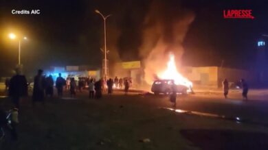 Yemen, raid sauditi a Hadramout: veicoli in fiamme