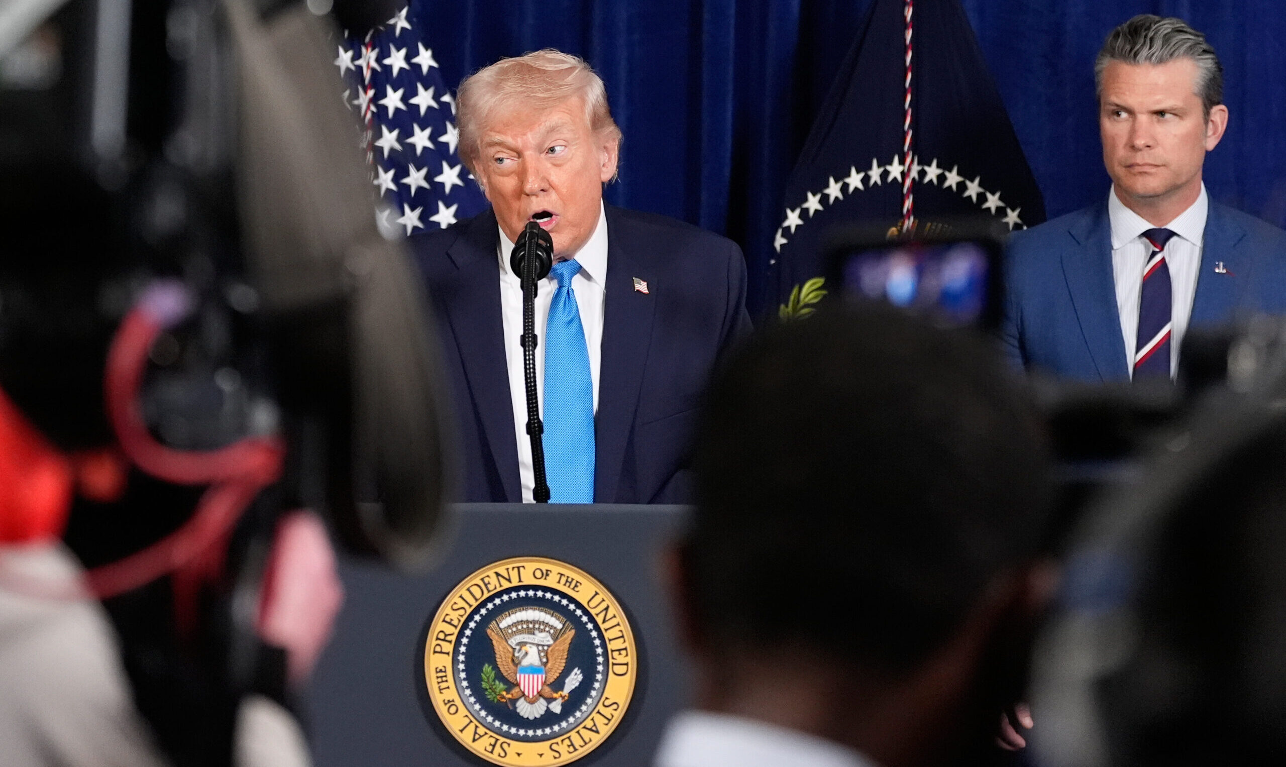 Venezuela, esplosioni a Caracas: colpiti porti e basi militari. Trump: “Attacco su larga scala, Maduro catturato” – La diretta