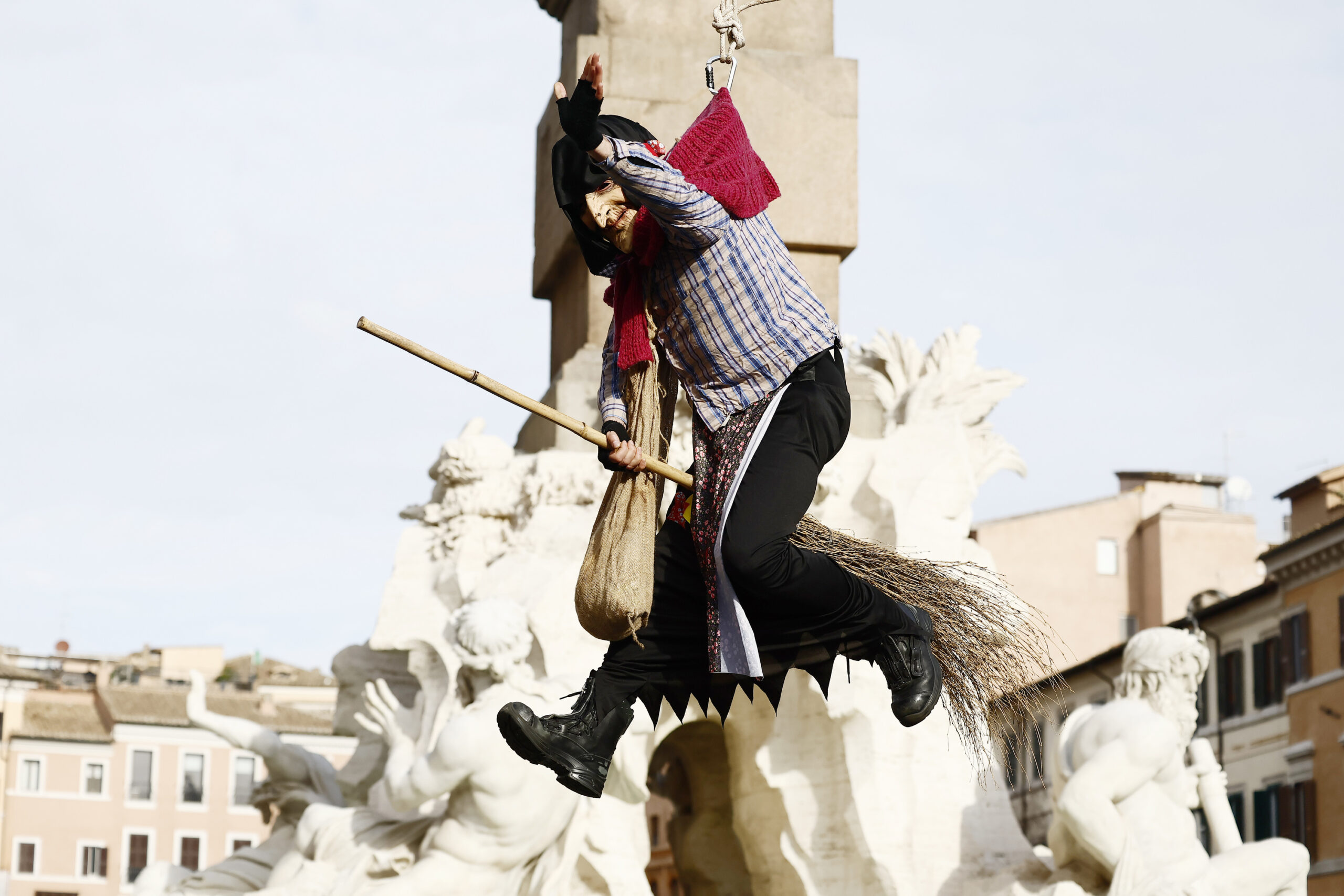 Befana, la tradizione resiste: calza ‘fai da te’ +10%