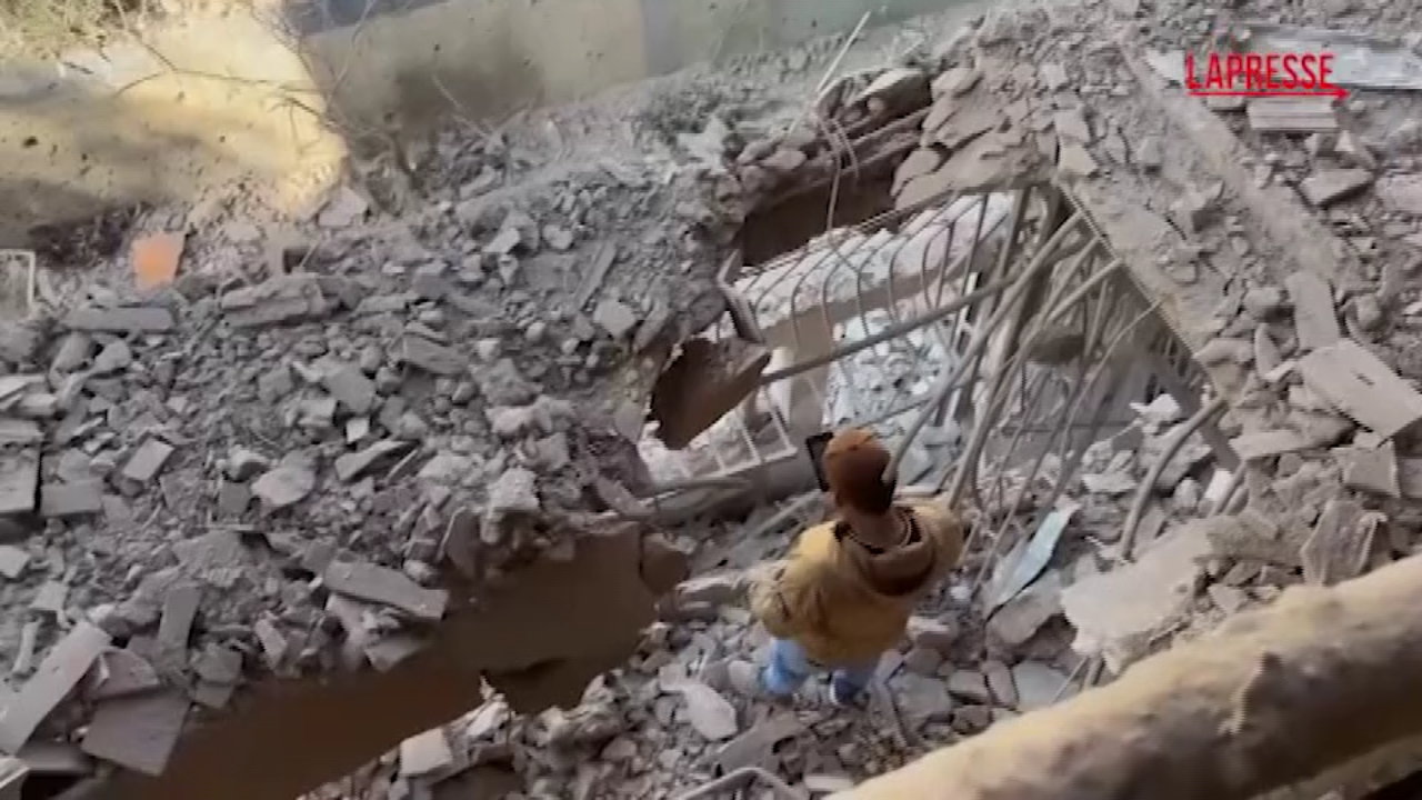 venezuela a la guaira i residenti frugano tra le macerie di un condominio danneggiato durante l attacco da Lapresse.it venezuela a la guaira i residenti frugano tra le macerie di un condominio danneggiato durante l attacco