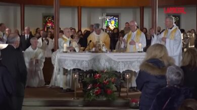 Crans-Montana, in centinaia alla messa e alla processione per le vittime