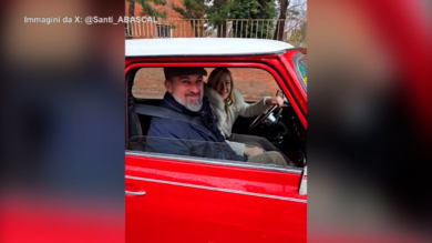 Spagna, Meloni a Madrid ospite di Abascal: sui social alla guida di una Mini