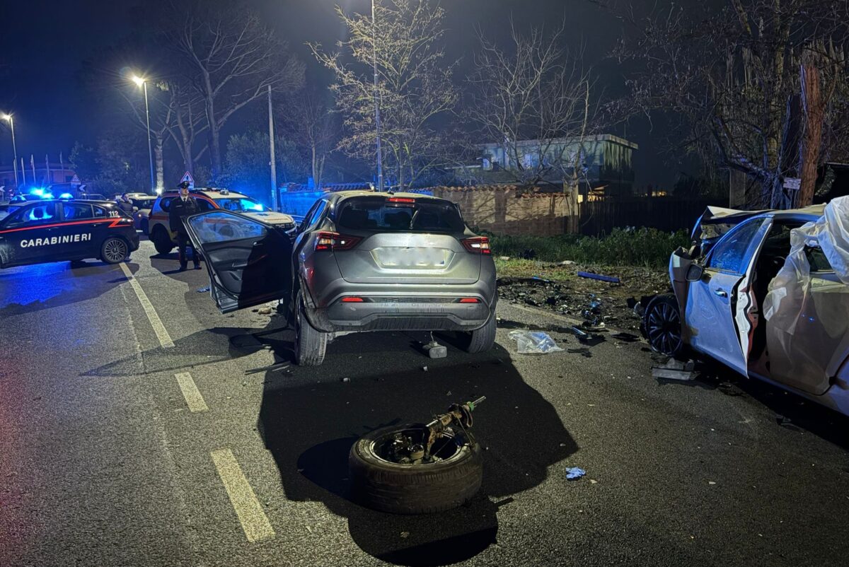 Roma, scontro frontale tra due auto: tre morti e un ferito grave Roma, scontro frontale tra due auto: tre morti e un ferito grave