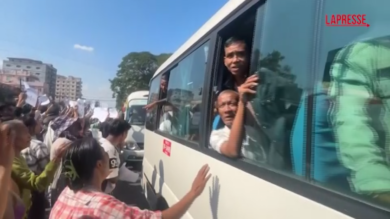 Myanmar, più di 6.100 prigionieri liberati nell'anniversario dell'indipendenza: i parenti accalcati davanti al carcere di Insein