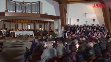 Crans-Montana, la chiesa gremita per la messa in onore delle vittime dell'incendio a 'Le Constellation'
