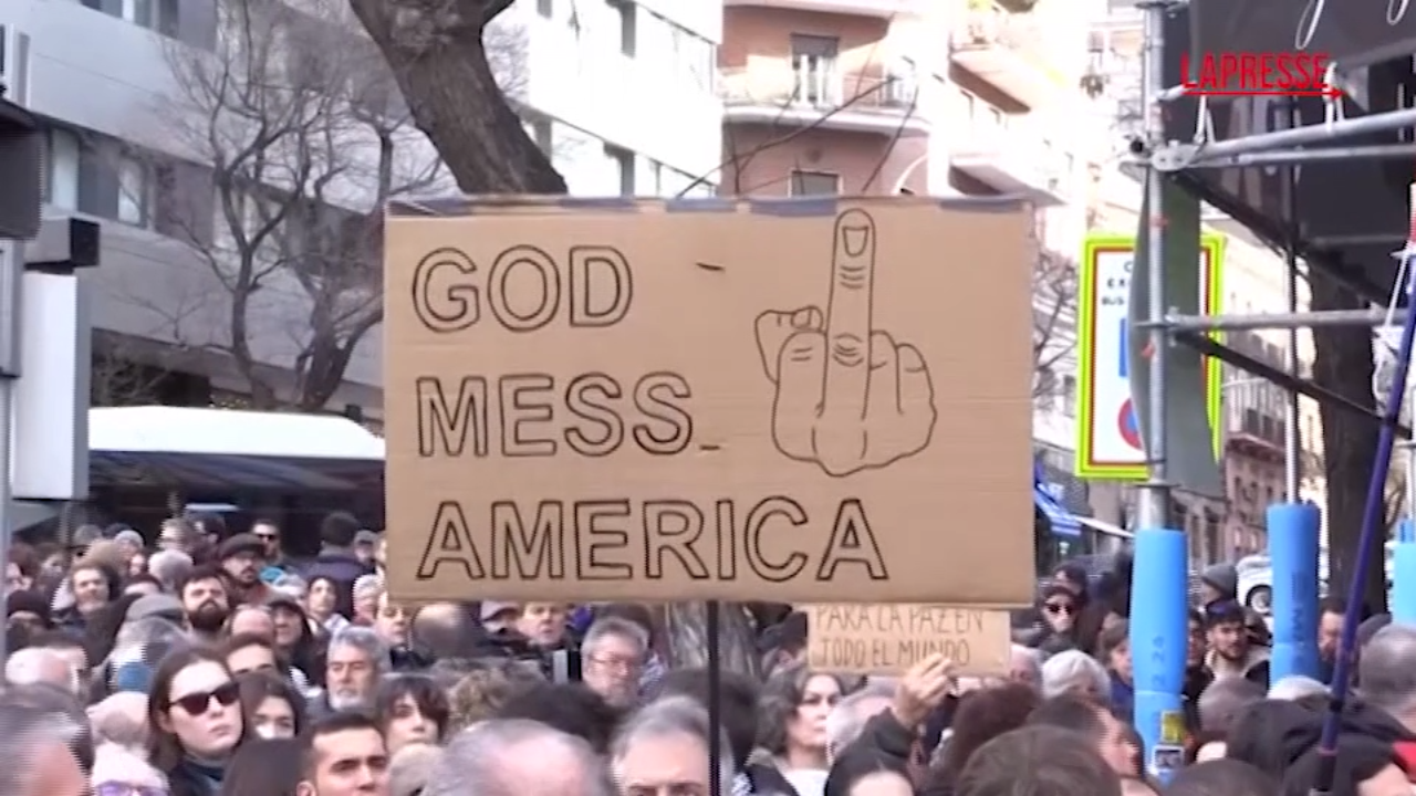 venezuela proteste a madrid contro l intervento usa da Lapresse.it venezuela proteste a madrid contro l intervento usa