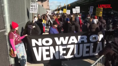 Venezuela, manifestanti davanti al carcere di Brooklyn: "Azione Trump è illegale"