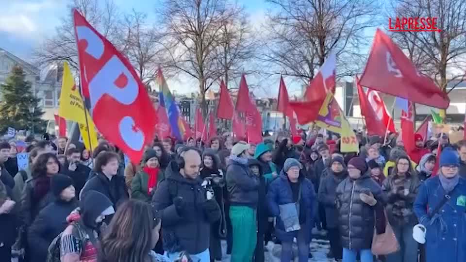 venezuela ad amsterdam manifestanti in piazza contro l attacco americano da Lapresse.it venezuela ad amsterdam manifestanti in piazza contro l attacco americano
