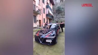 Brescia, uomo accoltella la moglie al collo: i carabinieri sul posto