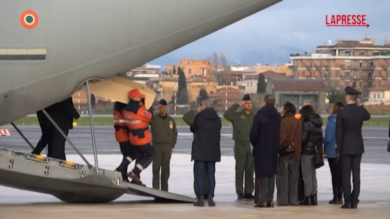 Crans-Montana, l'arrivo della salma di Riccardo Minghetti a Ciampino