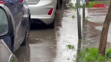 Maltempo, nubifragio a Roma: le strade allagate nella capitale