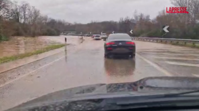 Maltempo a Roma, completamente allagato svincolo autostradale: vetture a passo d'uomo