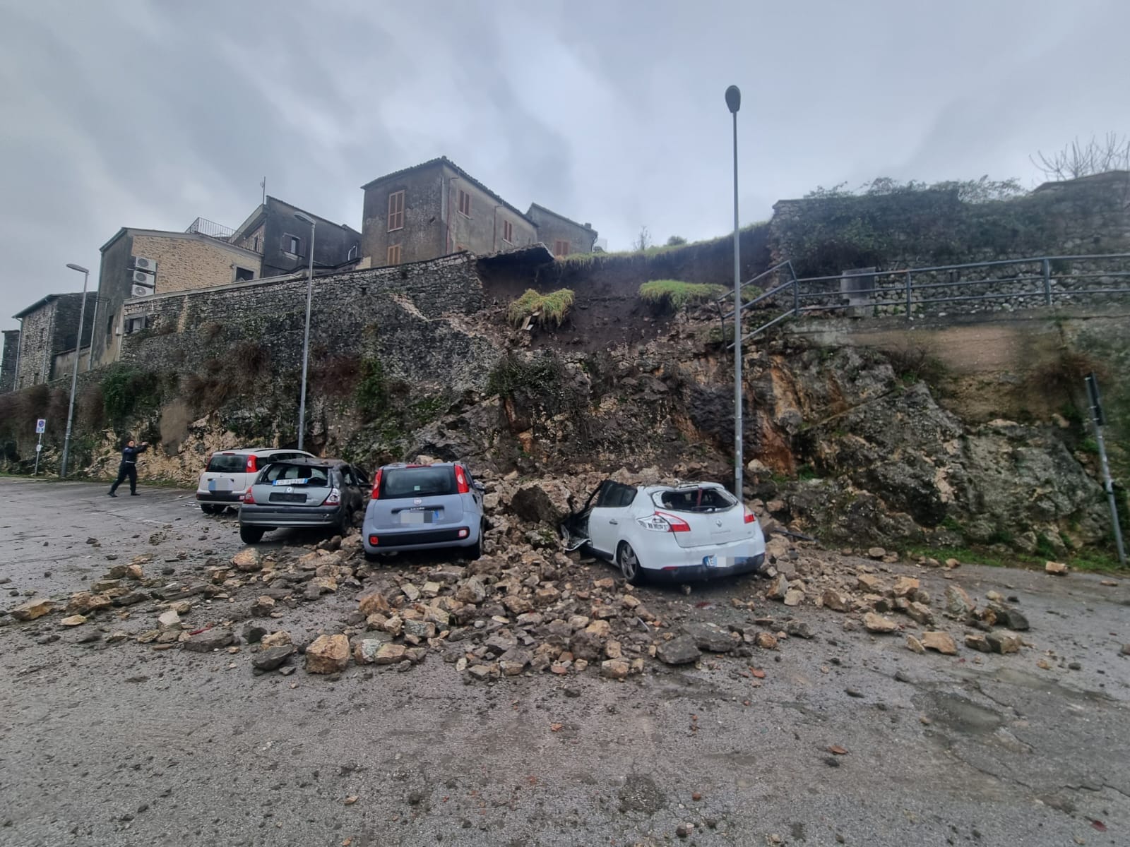 Maltempo, crolla muro nel Frusinate: macchine distrutte