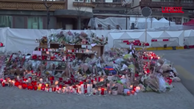 Crans-Montana, prosegue l'omaggio silenzioso alle vittime