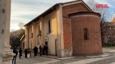 Crans-Montana, amici e familiari alla camera ardente di Achille Barosi a Milano