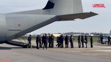 Crans-Montana, il volo con le salme delle 5 vittime atterra a Milano Linate