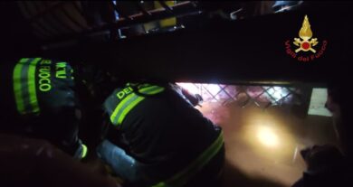Maltempo a Roma, casa allagata: due ragazze salvate dai Vigili del fuoco