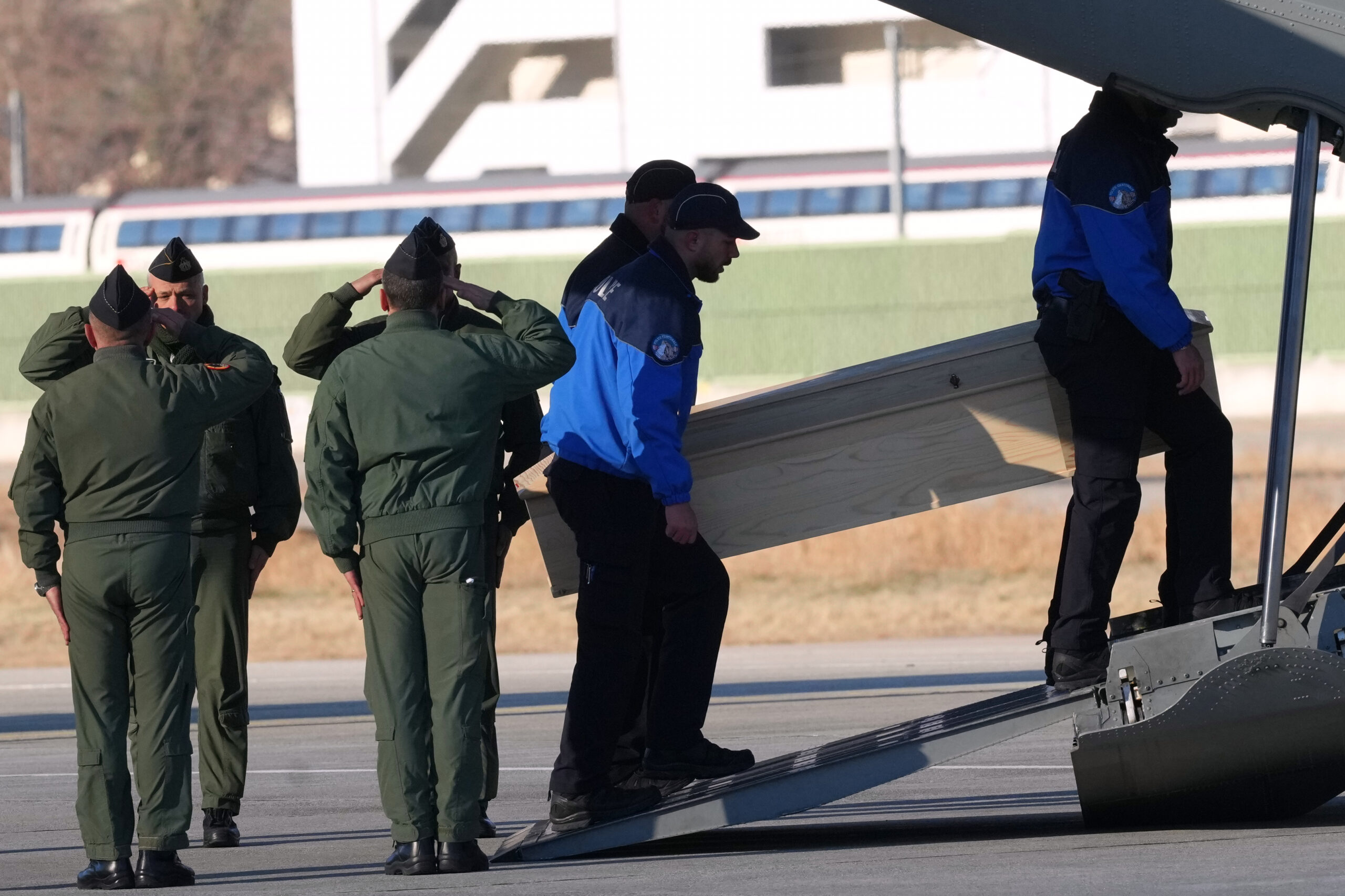 Crans-Montana, salme rientrate in Italia: aperte le camere ardenti Crans-Montana, salme rientrate in Italia: aperte le camere ardenti