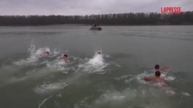 Epifania, in Romania festeggiano con un tuffo nel Danubio gelido