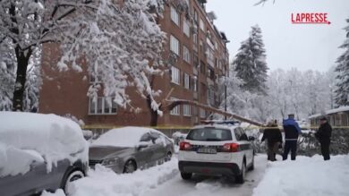 Bosnia, la neve ricopre tutto: strade bloccate a Sarajevo