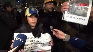 Venezuela, tensioni a presidio contro Trump. Strappato volantino anti Maduro