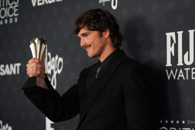 Jacob Elordi posa con il premio dei Critics Choice Awards 2026 per il miglior attore non protagonista, per la sua performance in 'Frankenstein' (foto AP/Jordan Strauss)
