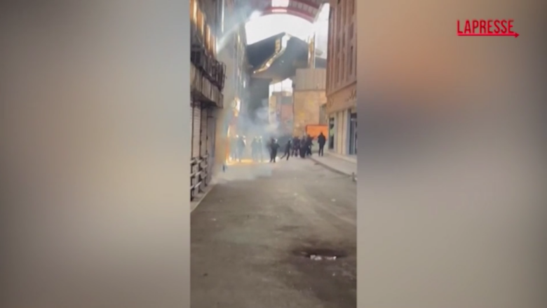 Iran, scontri al Grand Bazaar di Teheran: polizia lancia gas lacrimogeni contro manifestanti