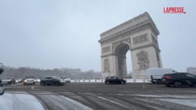 Parigi imbiancata dalla neve, scenario suggestivo per i turisti