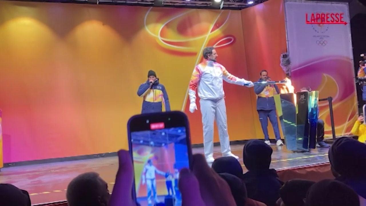 Milano Cortina 2026, Marco Belinelli porta la torcia olimpica a Bologna