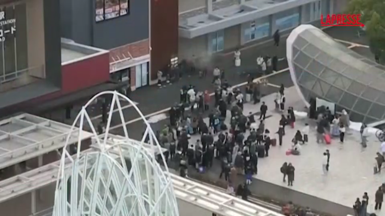 giappone terremoto di magnitudo 56 tra shimane e tottori la gente scende in strada da Lapresse.it giappone terremoto di magnitudo 56 tra shimane e tottori la gente scende in strada