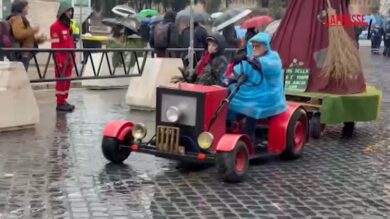 Epifania, a Roma il corteo storico ‘Viva la Befana’ arriva a San Pietro