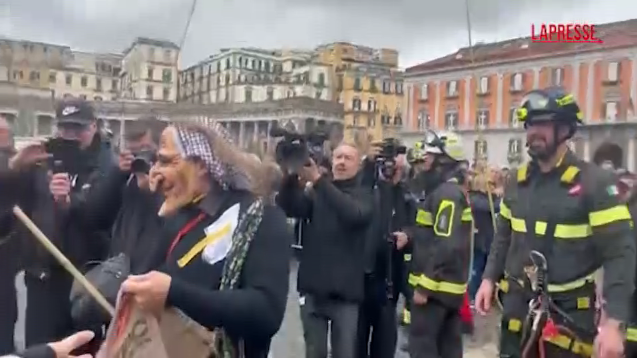 epifania a napoli atterra la befana dei vigili del fuoco da Lapresse.it epifania a napoli atterra la befana dei vigili del fuoco
