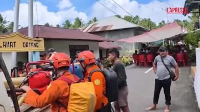Indonesia, le piogge torrenziali causano decine di morti: soccorsi al lavoro