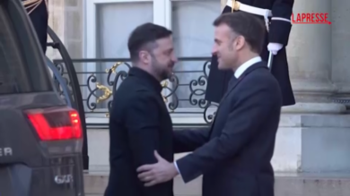 Ucraina, Zelensky arriva all'Eliseo da Macron prima della riunione dei 'Volenterosi'