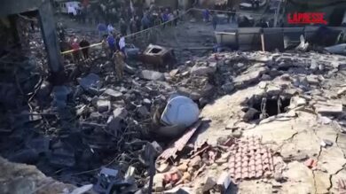 Libano, raid israeliano rade al suolo un edificio commerciale: i negozianti tra le macerie