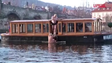 Repubblica Ceca, la celebre "Nuotata dei Tre Re" nelle gelide acque della Moldava