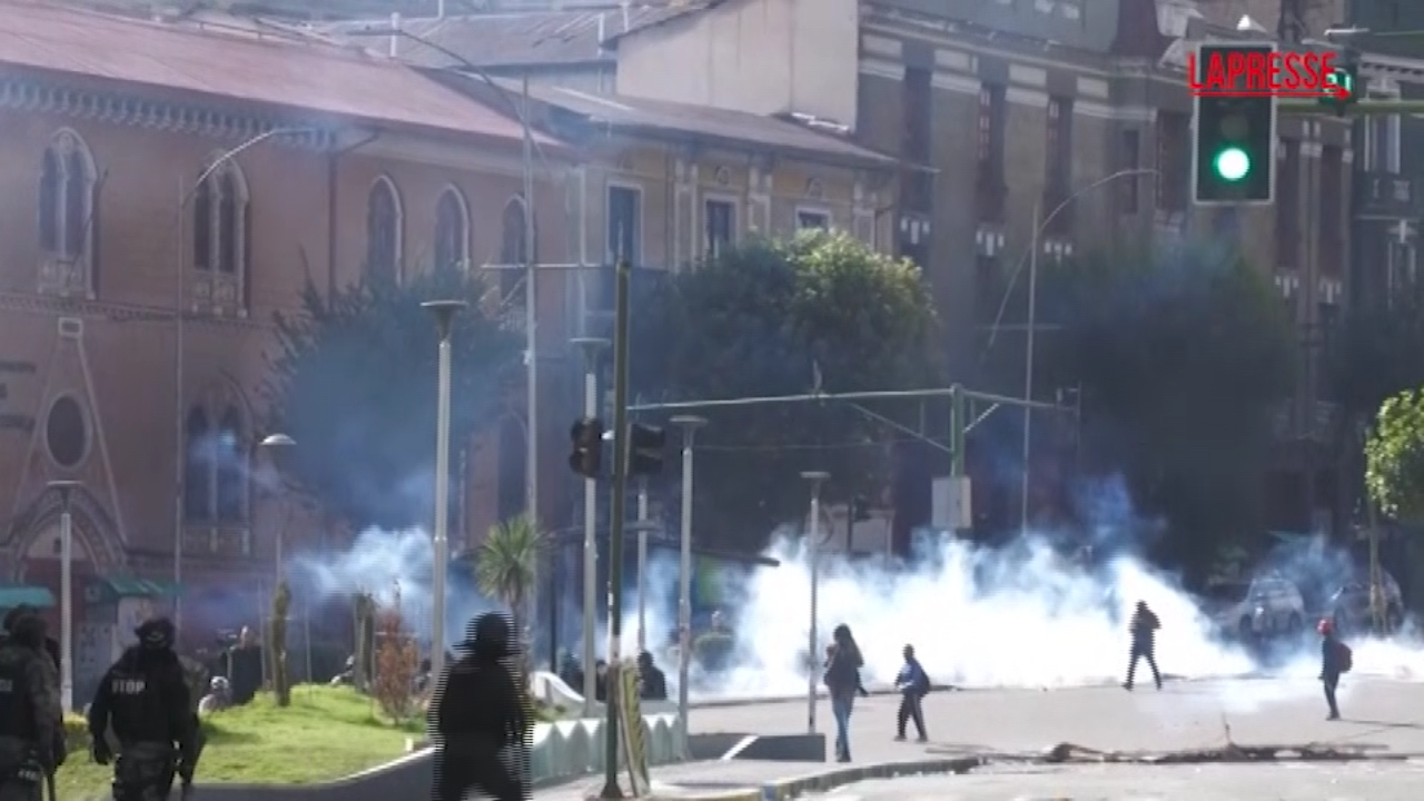 bolivia violenti scontri nelle proteste contro i tagli ai sussidi per il carburante da Lapresse.it bolivia violenti scontri nelle proteste contro i tagli ai sussidi per il carburante