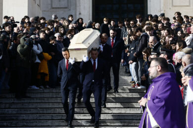Il feretro di Riccardo Minghetti esce tra gli applausi dalla Basilica dei Santi Pietro e Paolo a Roma (foto LaPresse/Cecilia Fabiano)