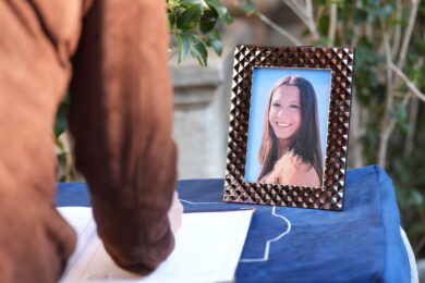 Una foto di Chiara Costanzo in occasione dei funerali a Milano, nella Basilica di Santa Maria delle Grazie, della 16enne morta nell'incendio di Crans-Montana in Svizzera (foto LaPresse/Claudio Furlan)