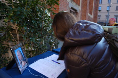 Amici di Chiara Costanzo a Milano, alla Basilica di Santa Maria delle Grazie, in occasione dei funerali della 16enne morta nell'incendio di Crans-Montana in Svizzera (foto LaPresse/Claudio Furlan)