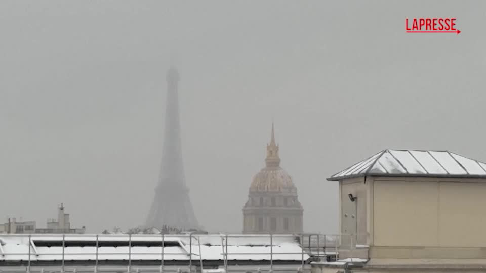 Francia, forte nevicata a Parigi: strade bloccate e voli cancellati